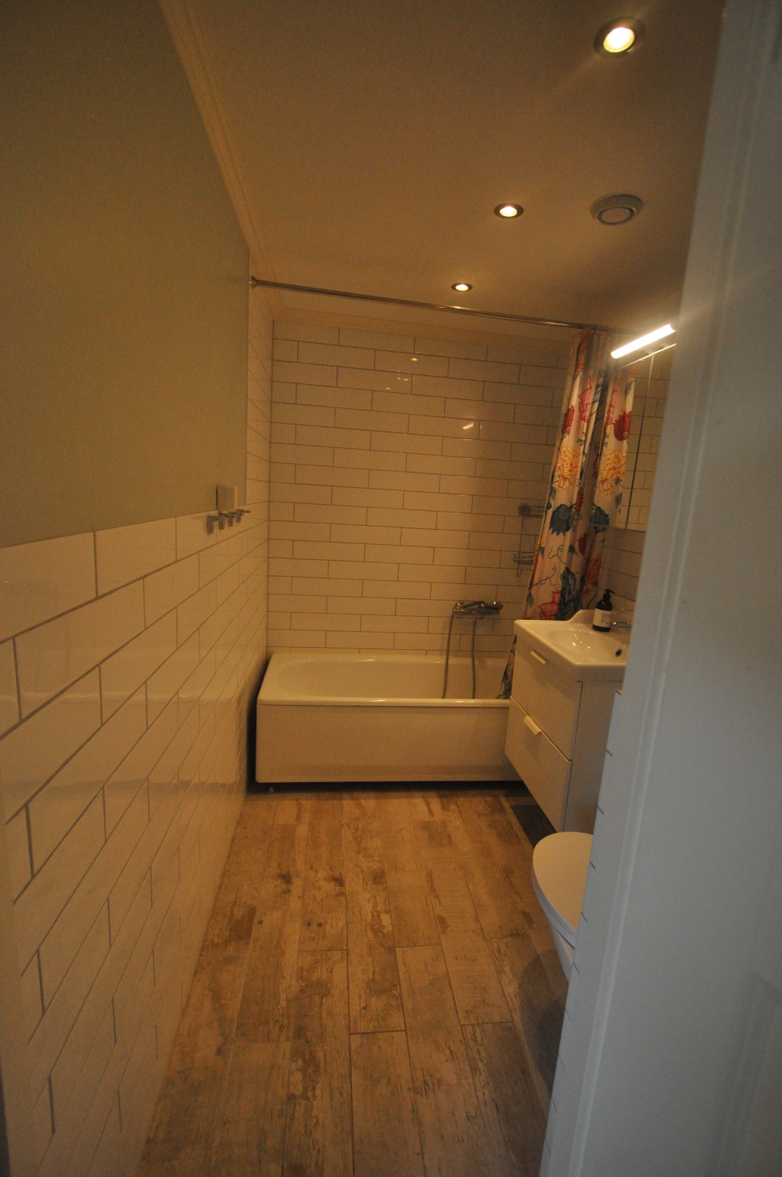 Baderom med varmekabler, dusj og badet Galleribilde