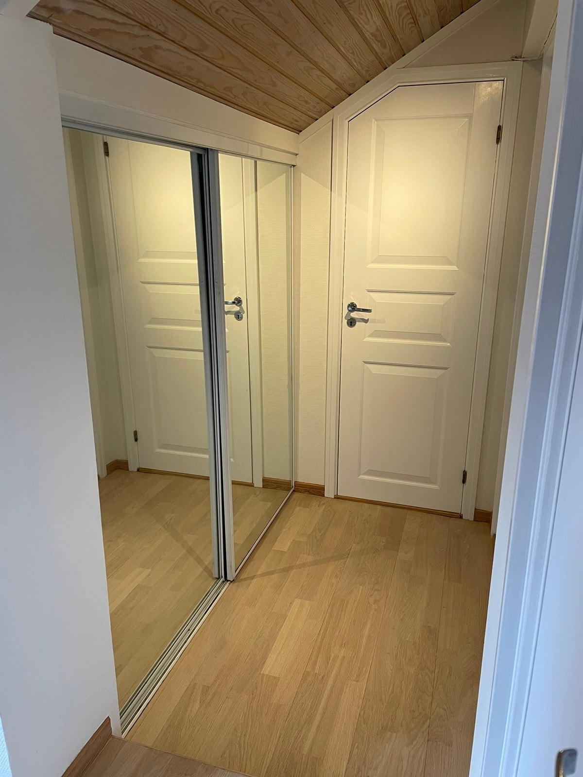 Stor speilgarderobe som del av gangen Galleribilde