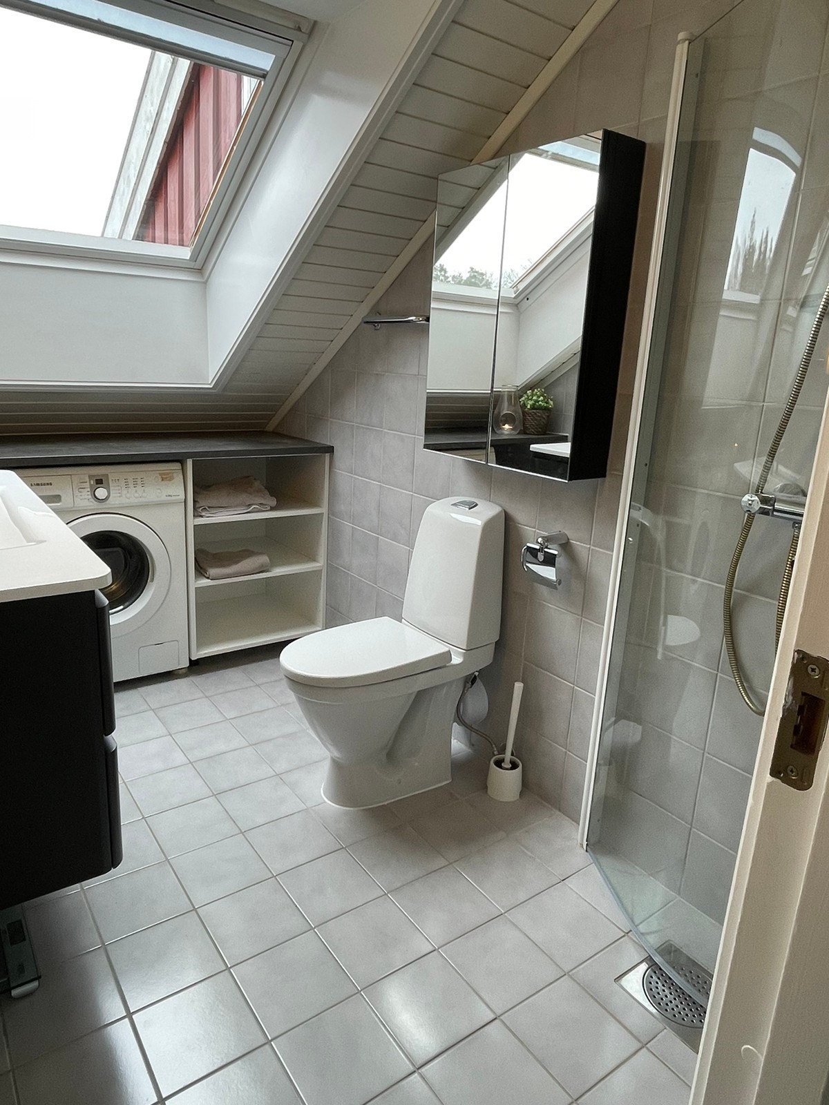 Godt overbys på badet og egen vaskemaskin Galleribilde