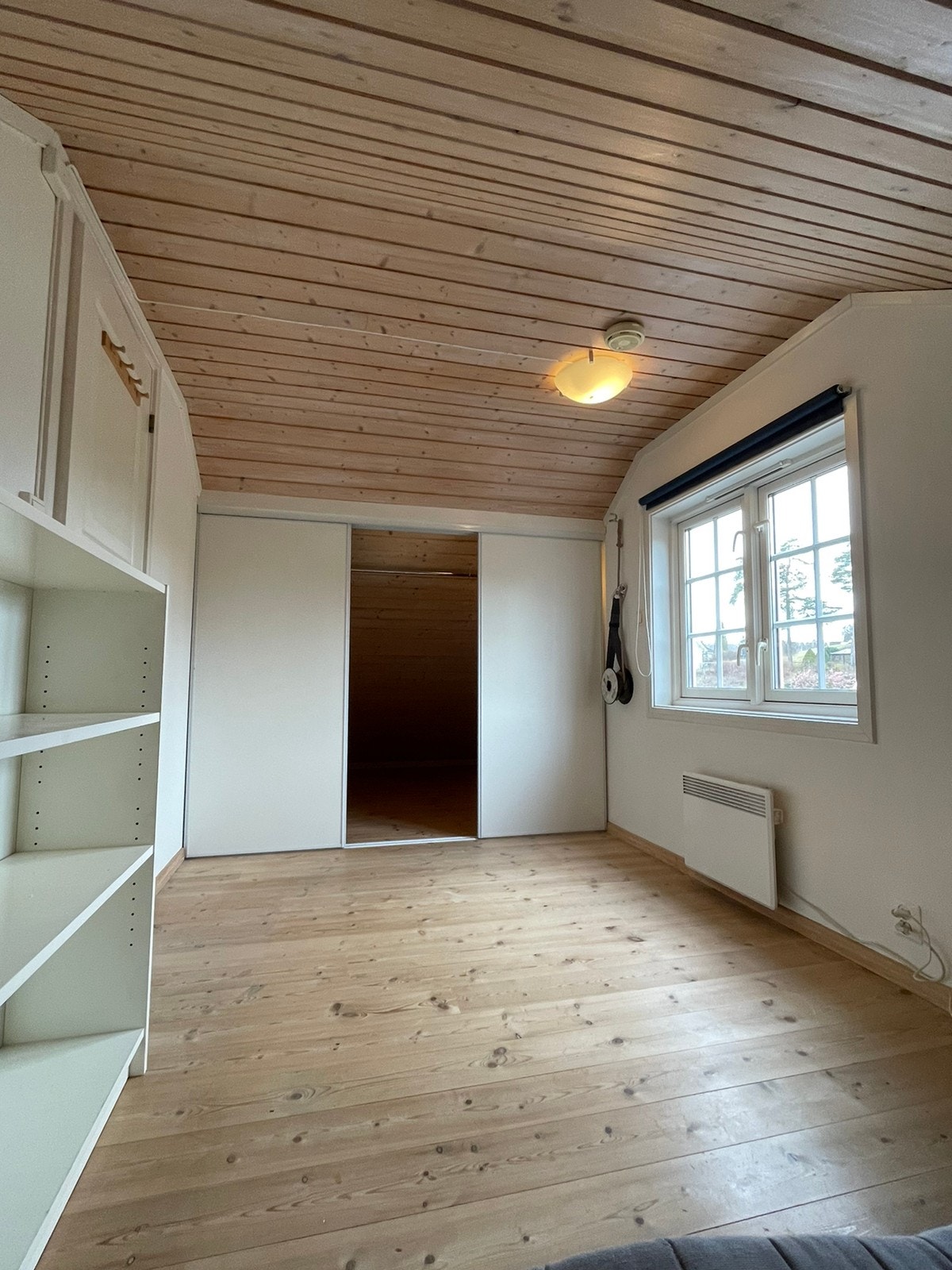 Soverom fra motsatt vinkel viser stor indre garderobe/ «loftsbod» til å lagre saker og ting Galleribilde