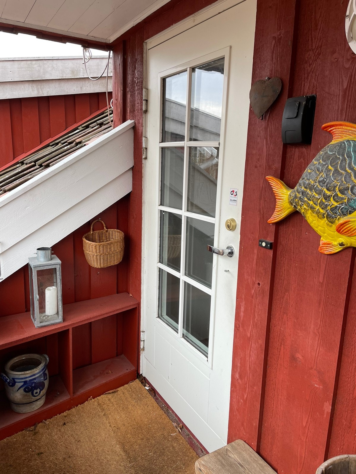 Et lite repos ved inngangsdøren i toppen av trappa Galleribilde