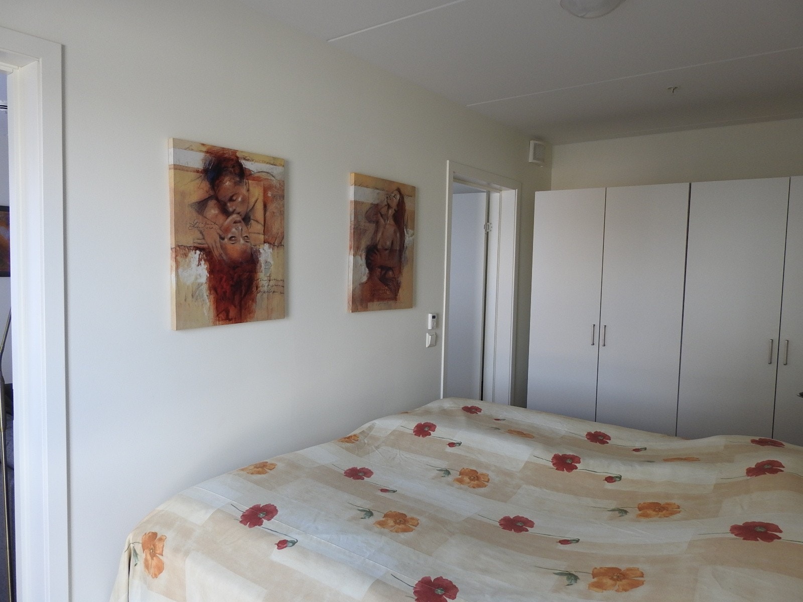 Soverom med med 2 dobble garerobeskap Galleribilde