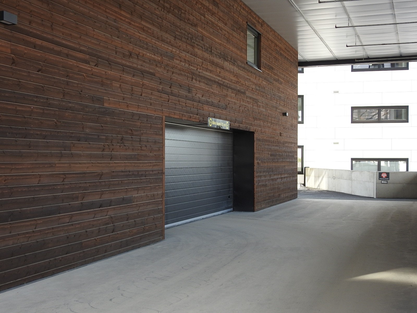 Innkjørsel garasjeannlegg,styres med fjernkontrol eller mobiltelefon Galleribilde