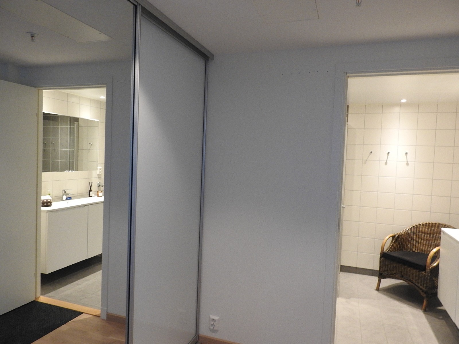 Gang med innfelt skyvedørsgarderobe Galleribilde