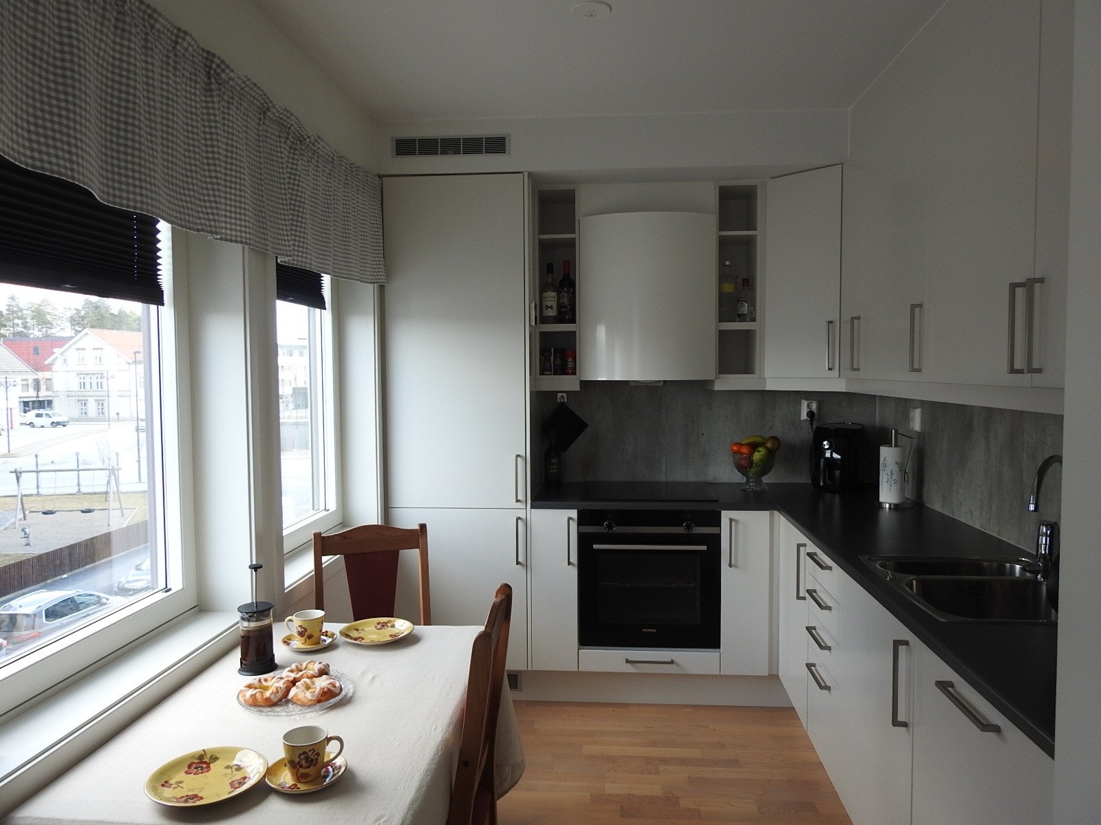 Koselig kjøkken med utsikt Galleribilde