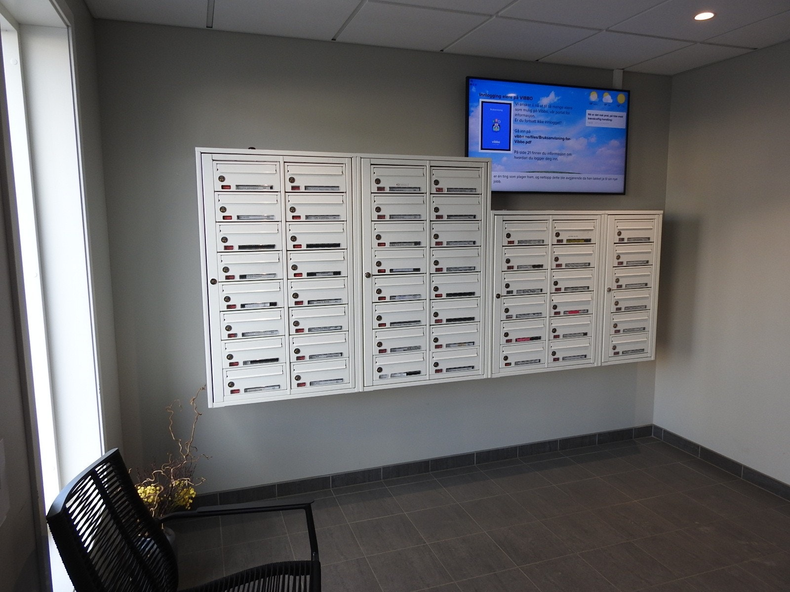 Inngangsparti med postkasser og info skjerm Galleribilde