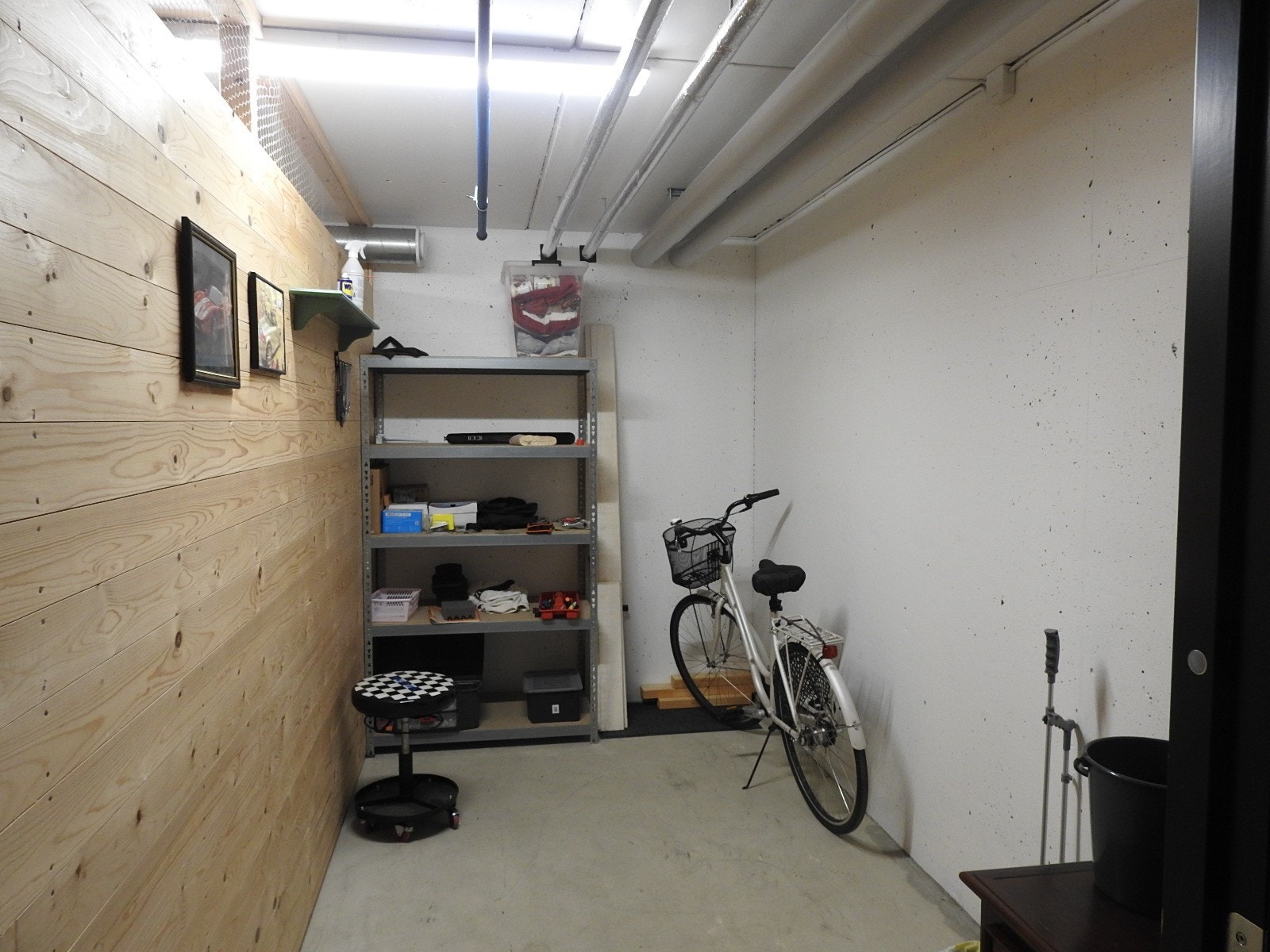 Romslig bod i kjeller Galleribilde