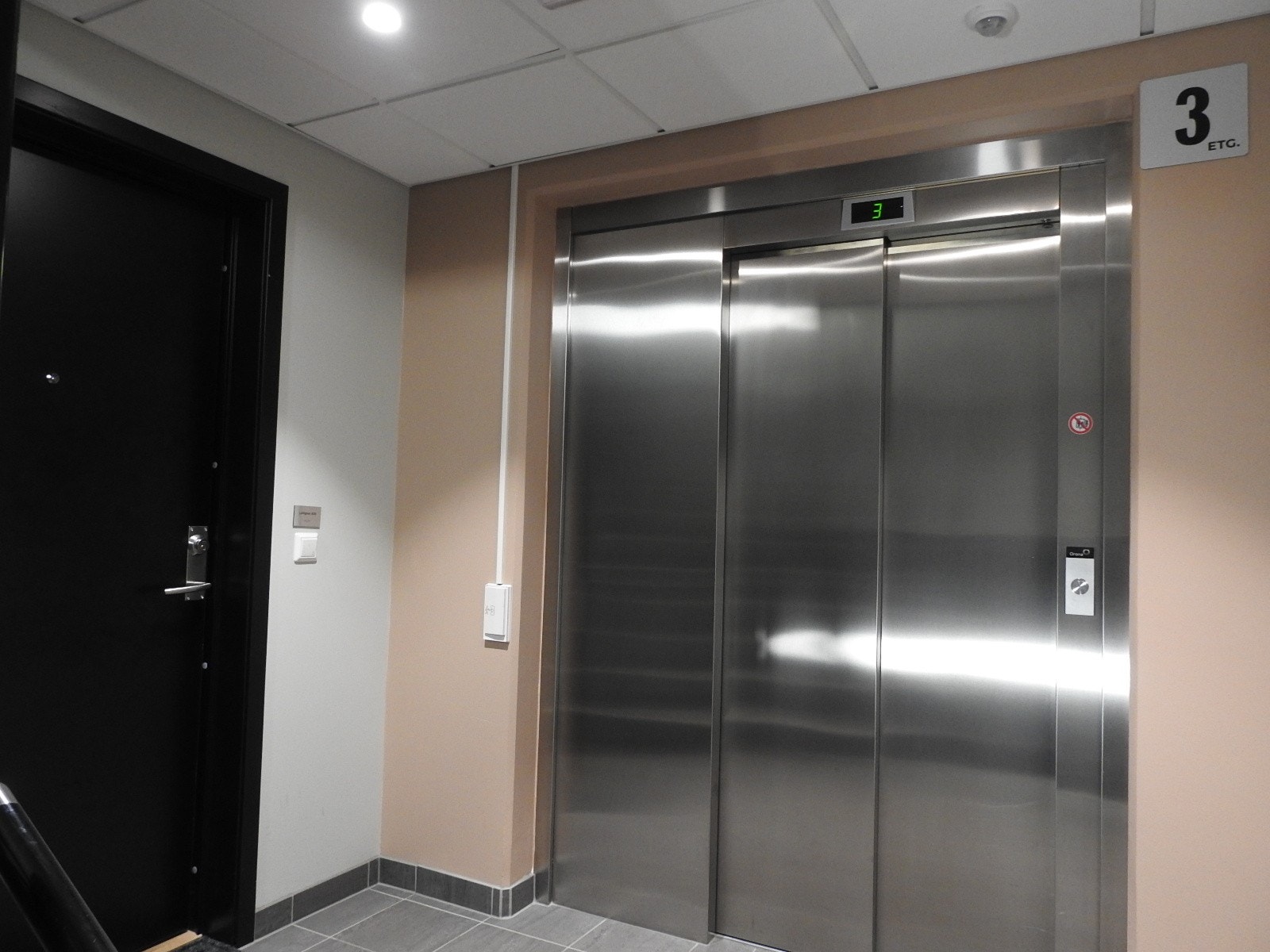 Inngang leilighet ved siden av heis Galleribilde