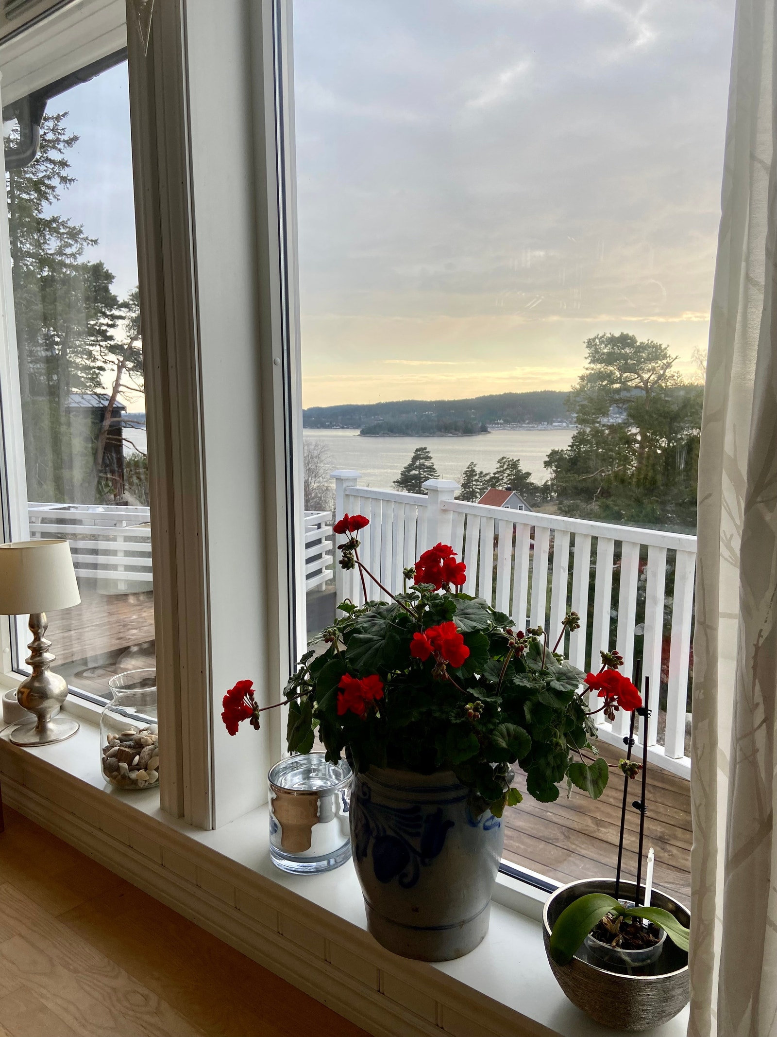 Det er sjøutsikt fra alle rom med unntak av badet Galleribilde