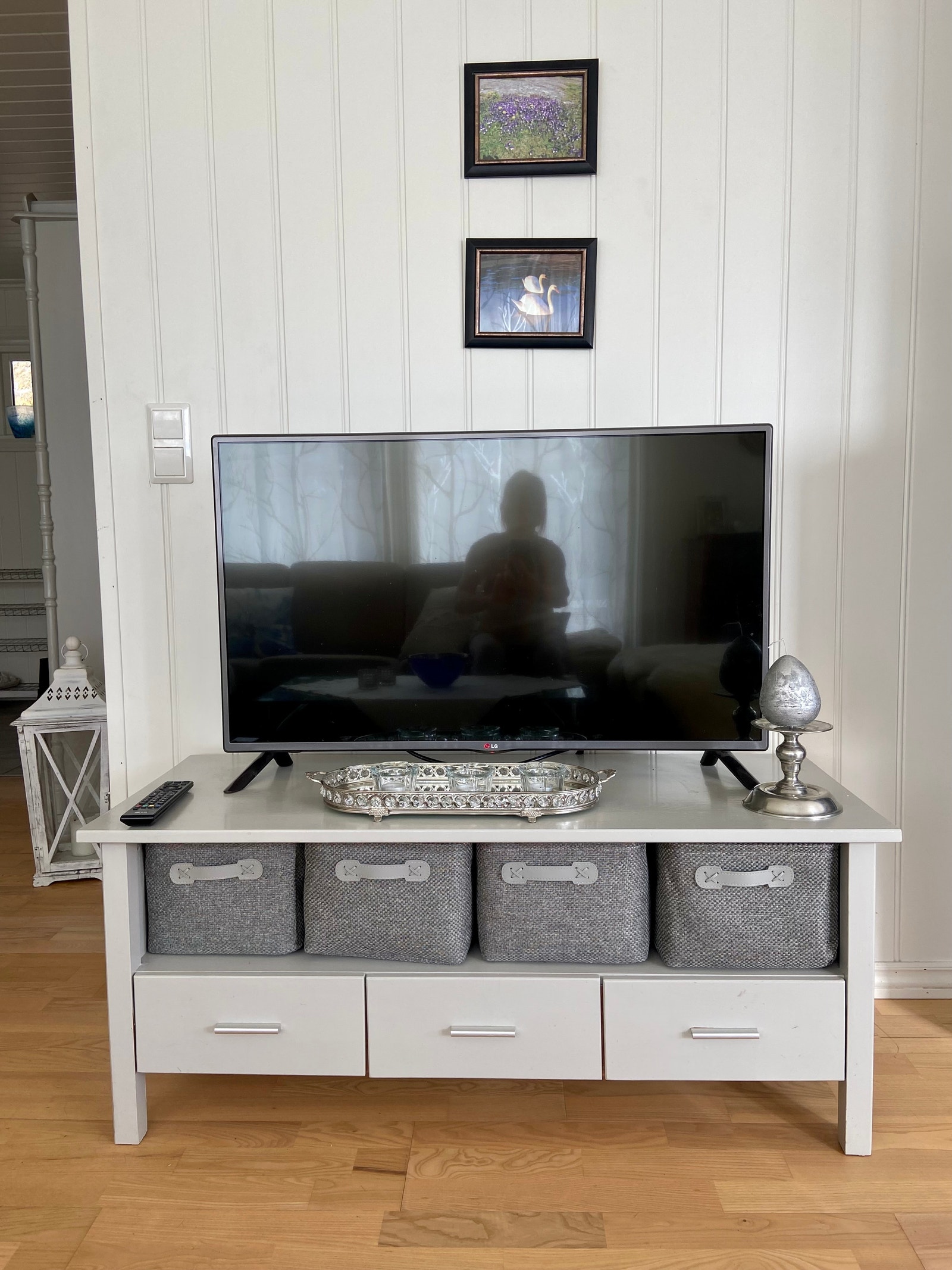 Det er ikke internett på hytta men TV kan sees ved delt internett fra mobilen Galleribilde