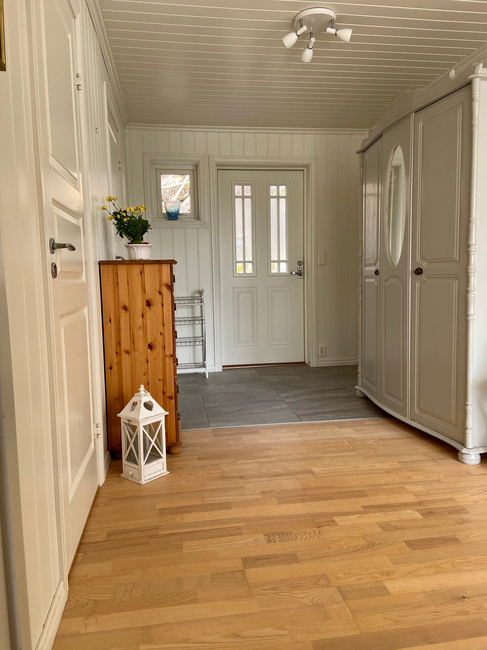 Entreen med god plass til ytterklær Galleribilde