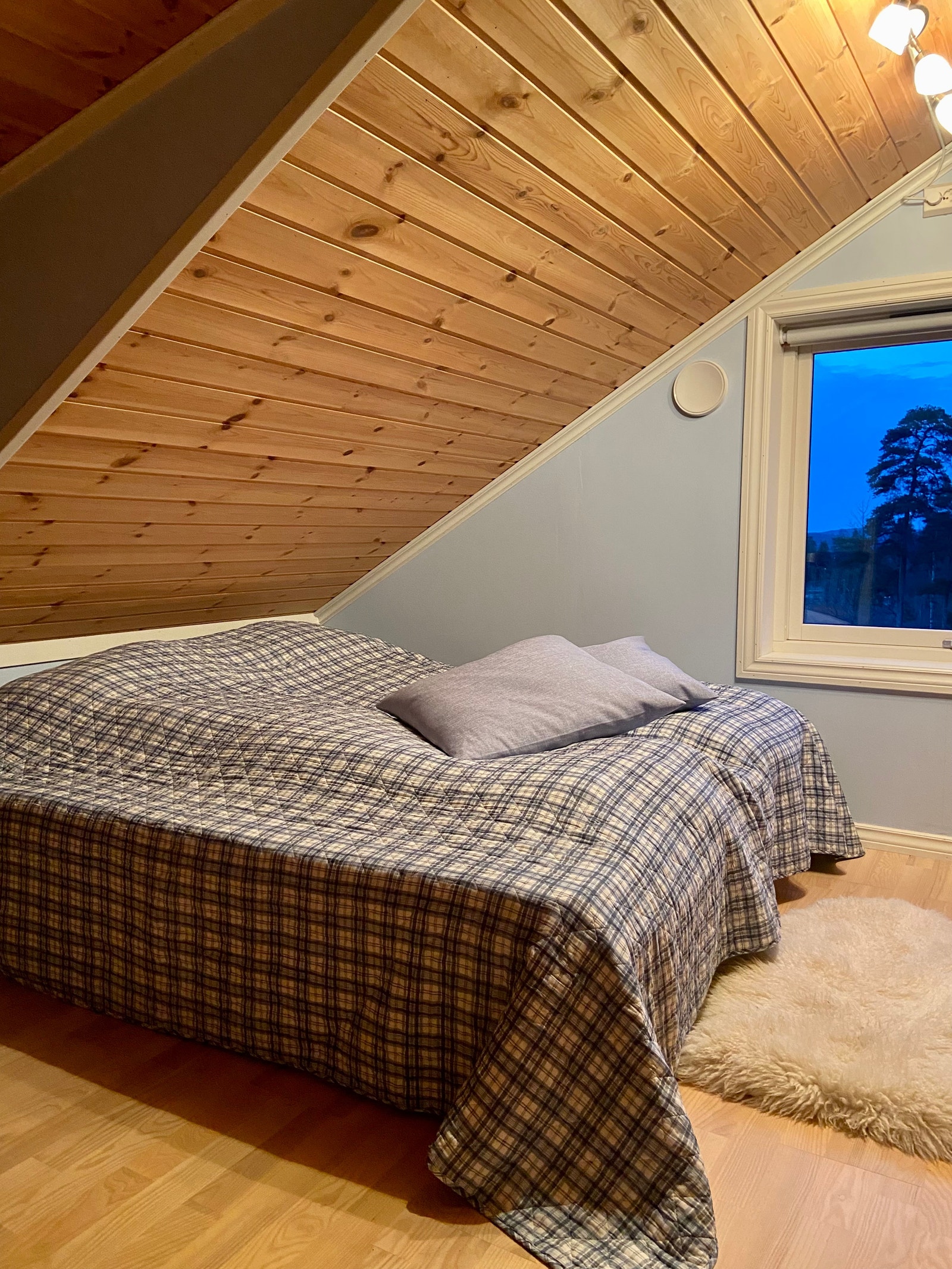 Det er to soverom på hemsen. Størrelsen er hhv 18 og 19 kvadratmeter. Galleribilde