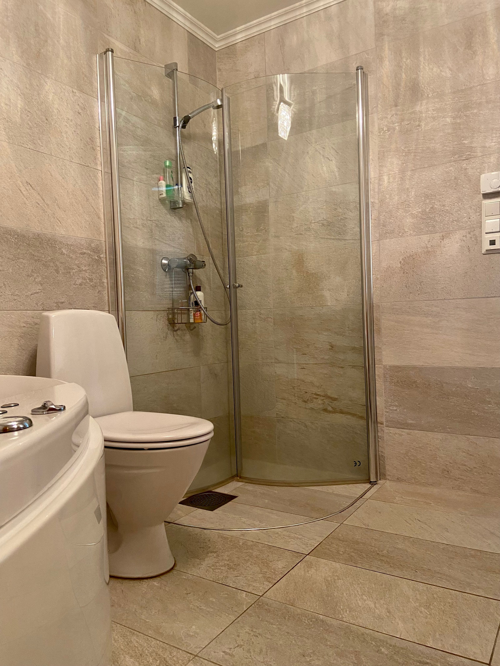 Massasjekar, toalett og dusj på badet Galleribilde