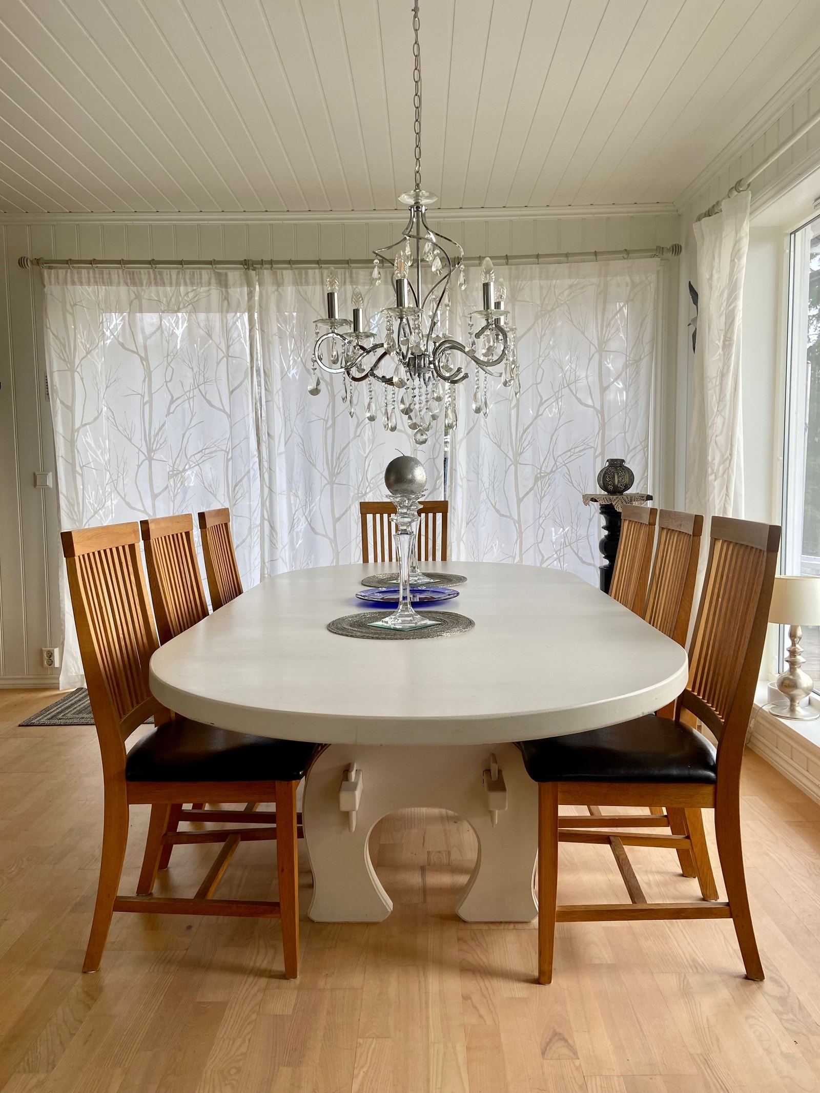 Det er plass til inntil 10 personer rundt spisebordet Galleribilde