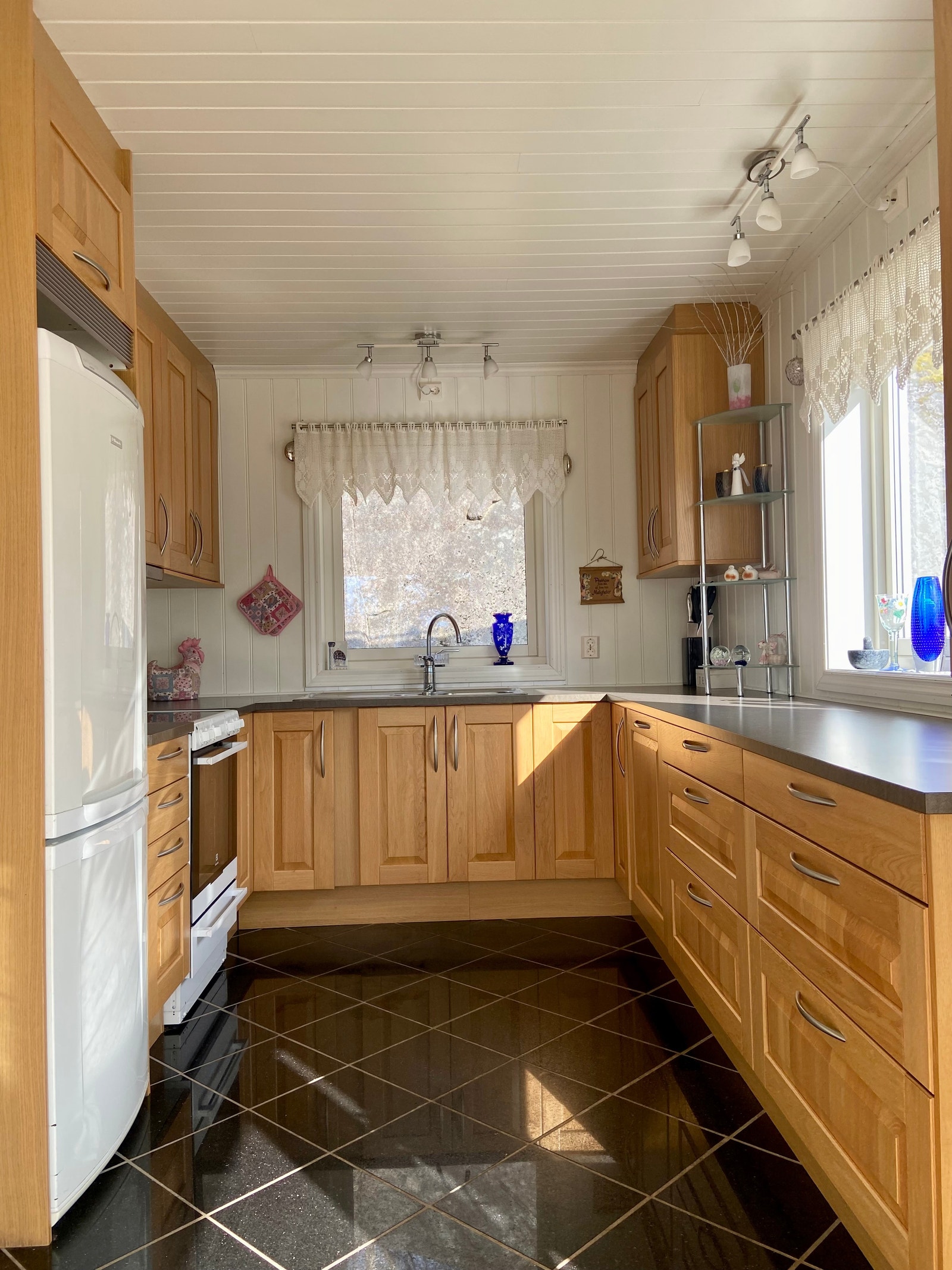 Godt utstyrt og romslig kjøkken Galleribilde