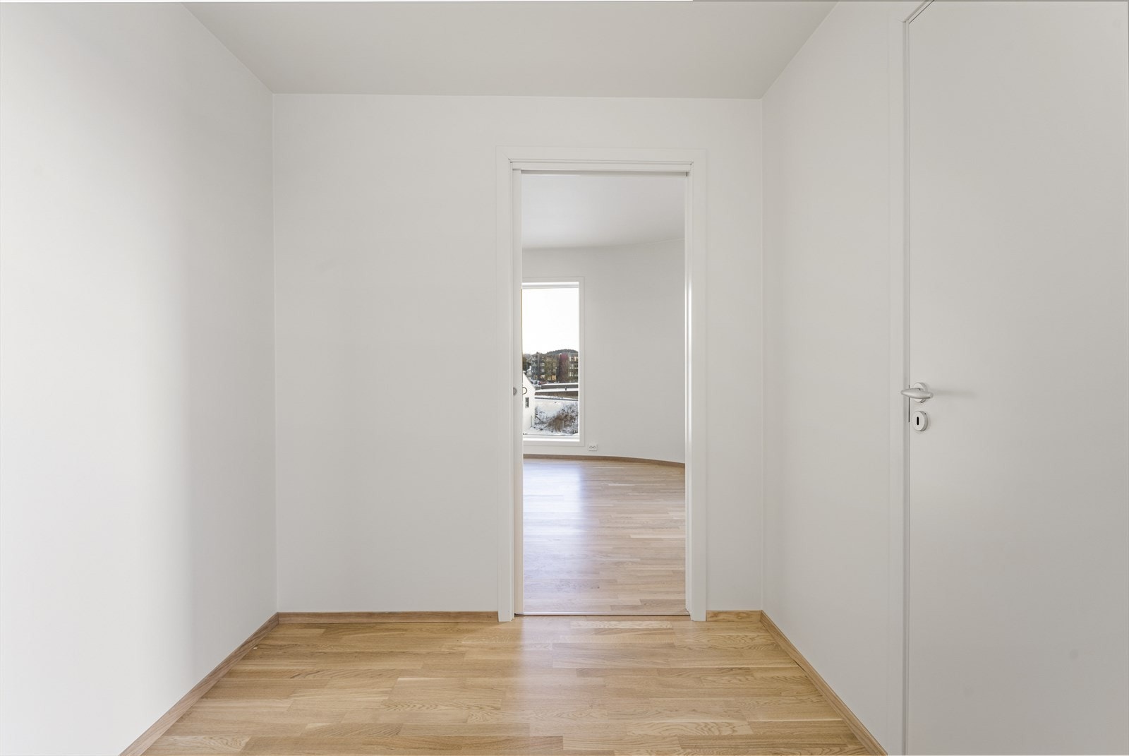 Romslig entré med god plass til garderobeløsning. Gjestetoalett. Galleribilde