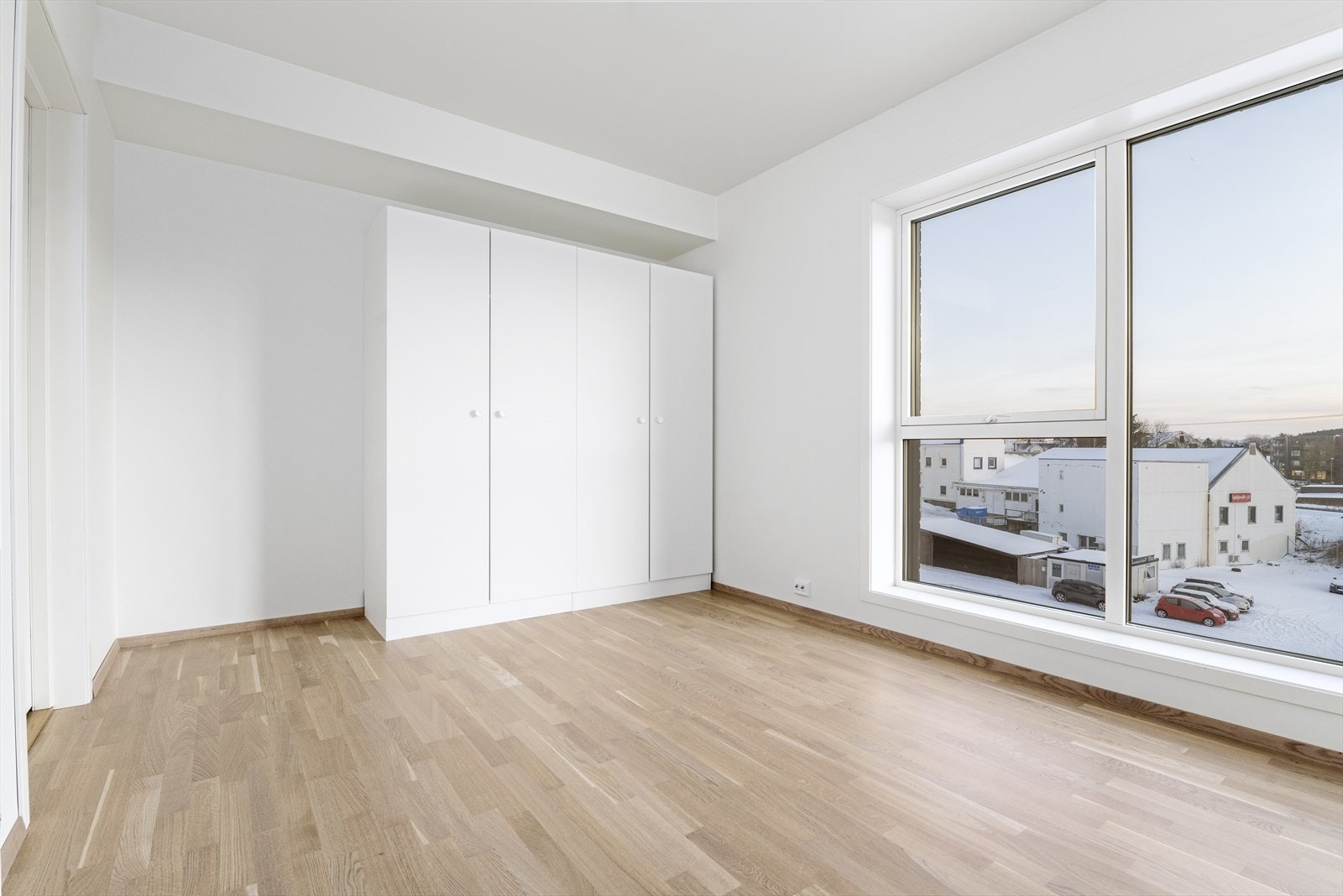 Leiligheten har 2 soverom. Det største er på hele 13 kvm og har god plass til garderober i tillegg til sengen Galleribilde