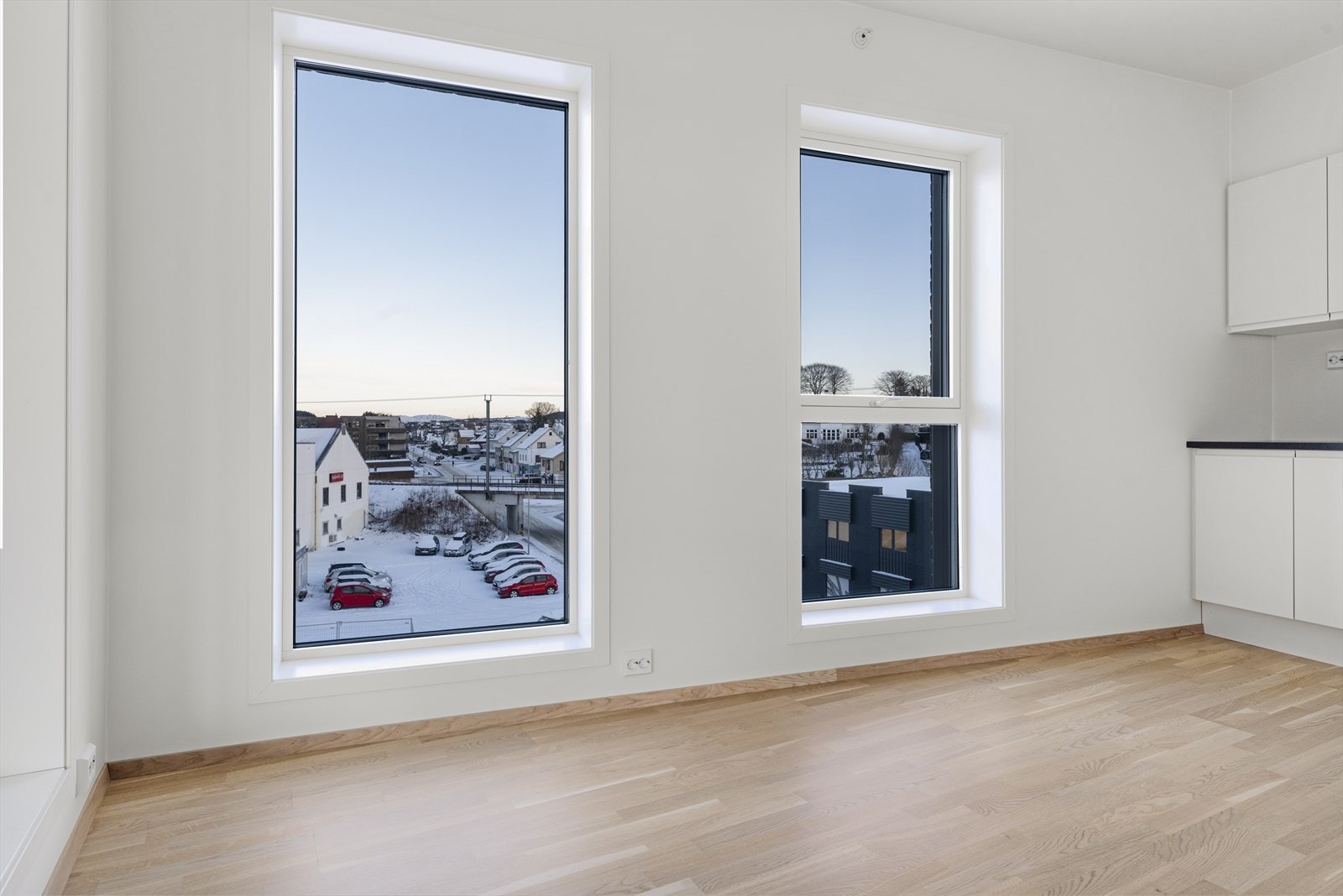 God lysforhold også på kjøkkenet med høye vinduer. Galleribilde