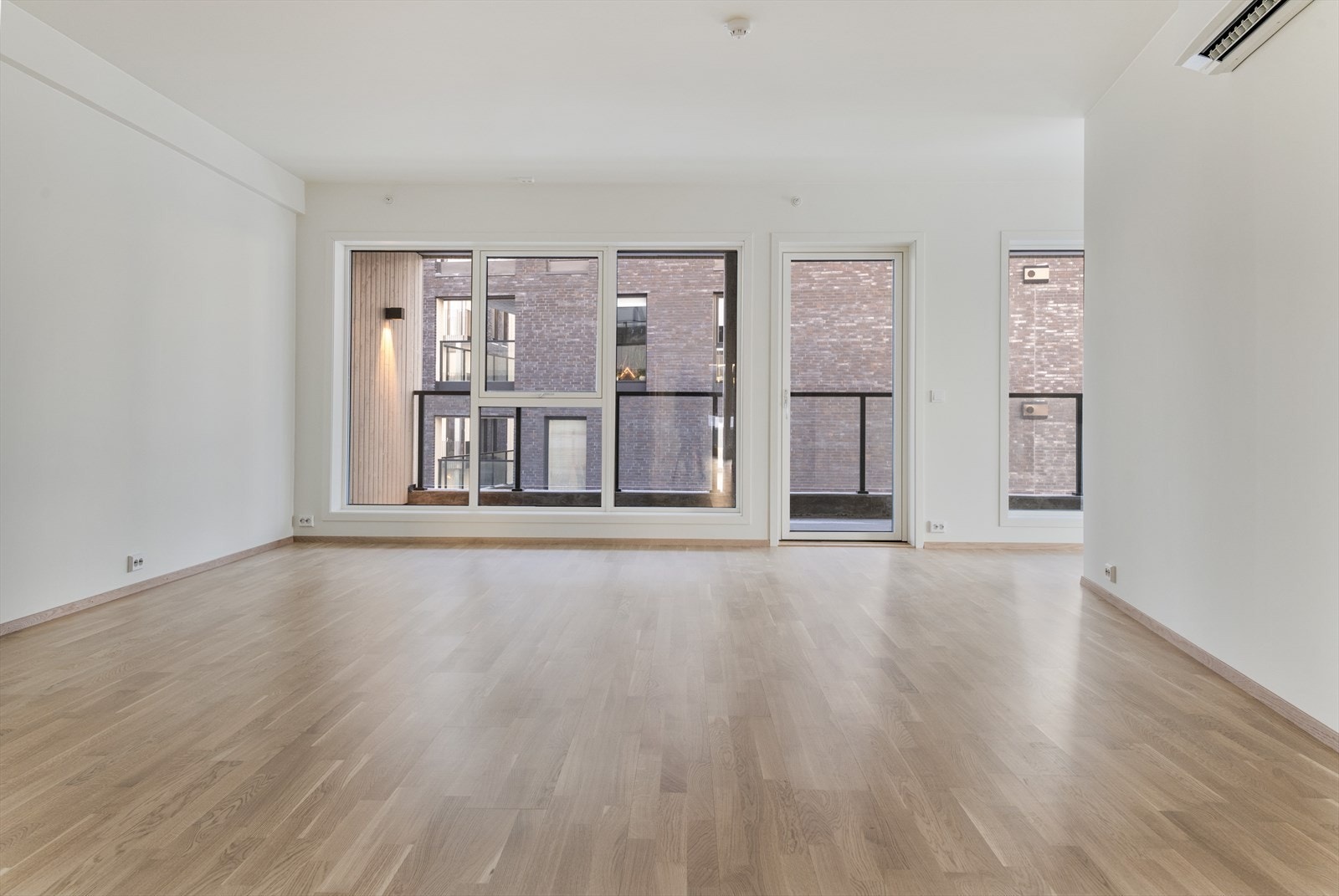 Vindu mot balkongen på hele 20 kvm iflg tegning. Balkong er ikke oppmålt, så arealavvik kan forekomme. Galleribilde