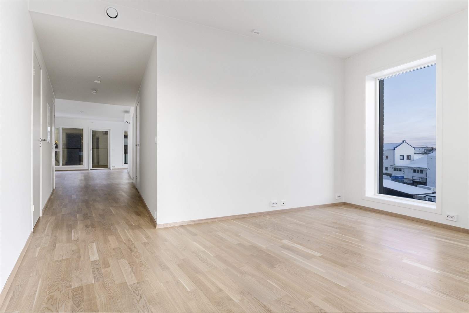 Gjennom en skyvedør kommer man til forstuen. Med to stuer i leiligheten er det alltid et sted å være Galleribilde