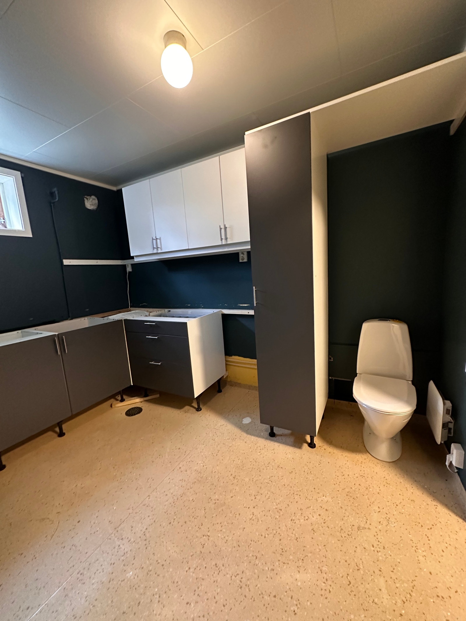 Vaskerom/toalett. Opplegg for vaskemaskin. Benkeplate kommer på Galleribilde