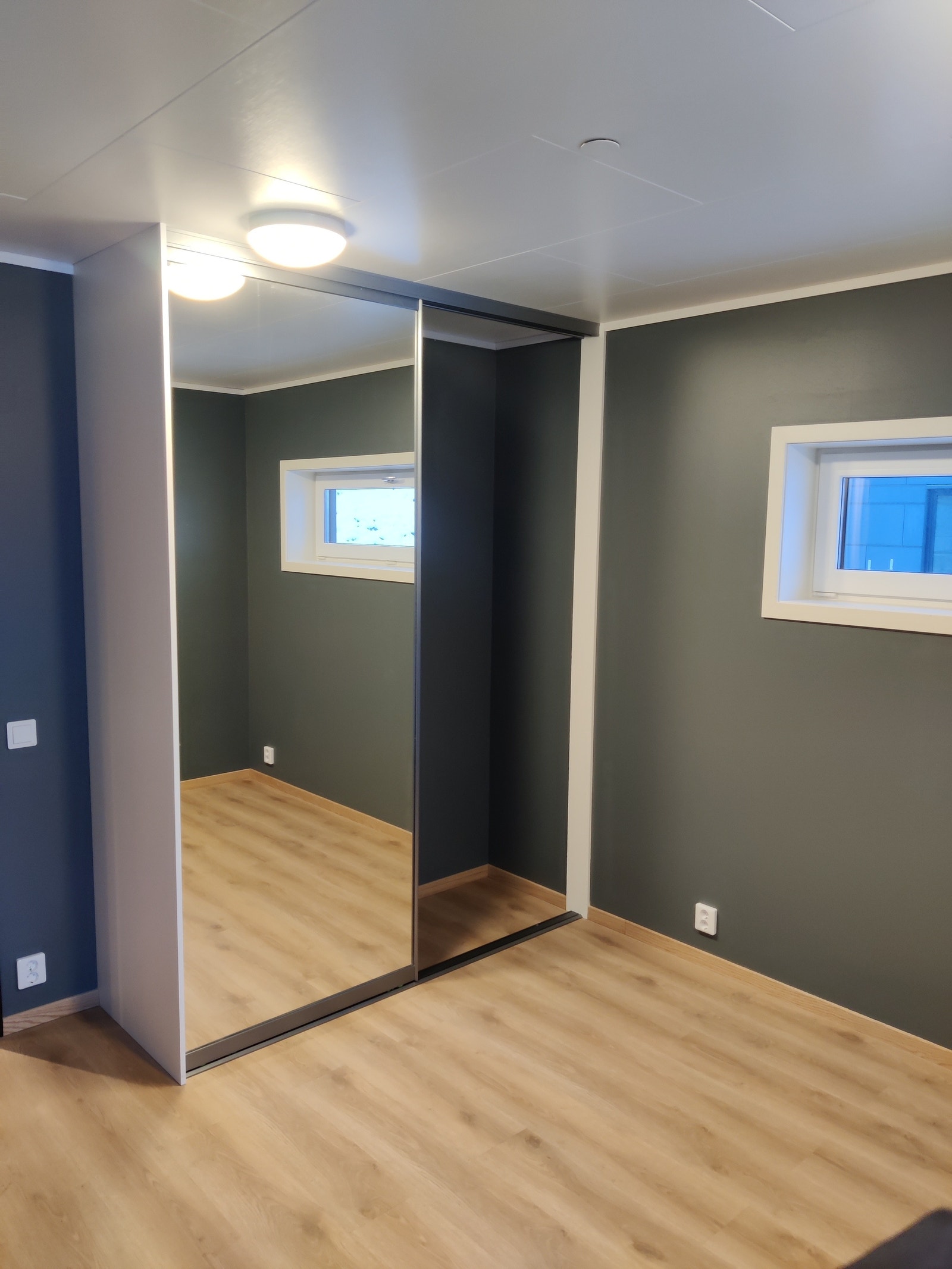 Skyvedørsgarderobe hovedsoverom Galleribilde