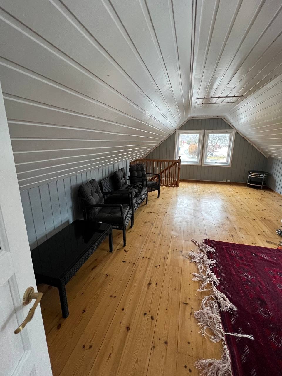 Loftstue med lagring i knevegger. Galleribilde