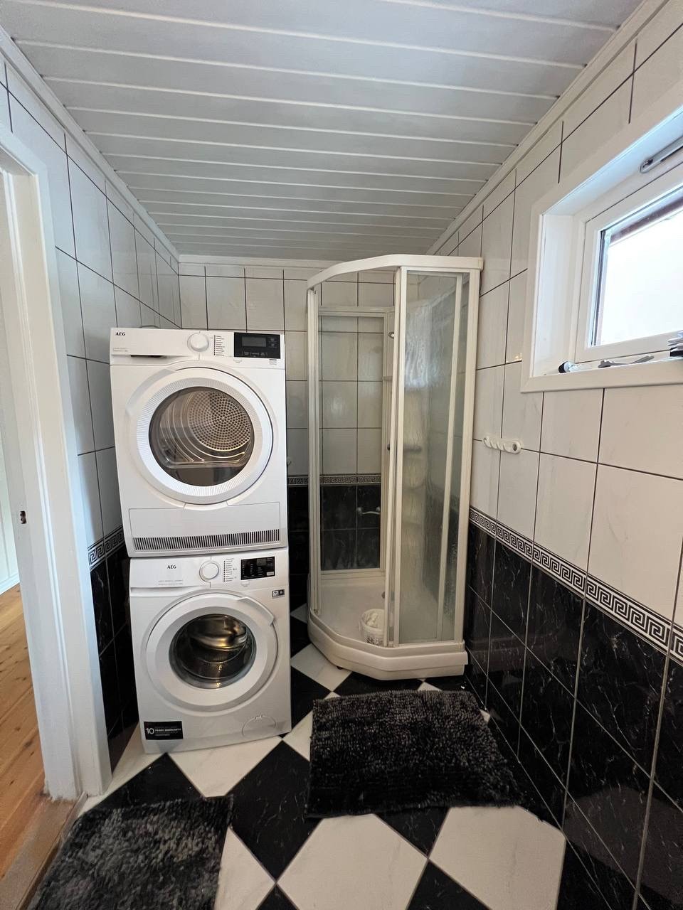 Bad med servant, wc, dusjkabinett,vvb og oppledd for vaskemaskin. Galleribilde