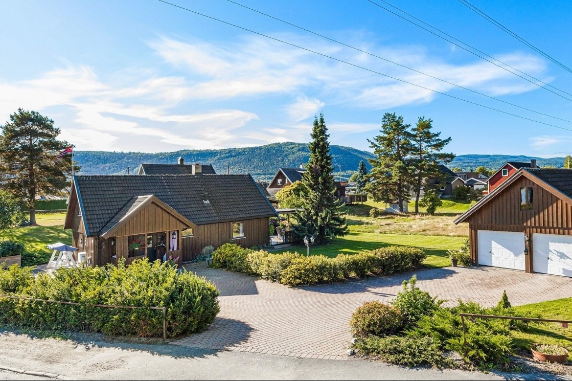 Det medfølger en stor dobbelgarasje( loftsareal med lagringsplass ikke inkludert). Galleribilde