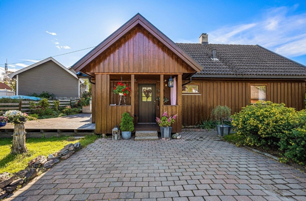 Inngangsparti med mulighet for parkering. Galleribilde
