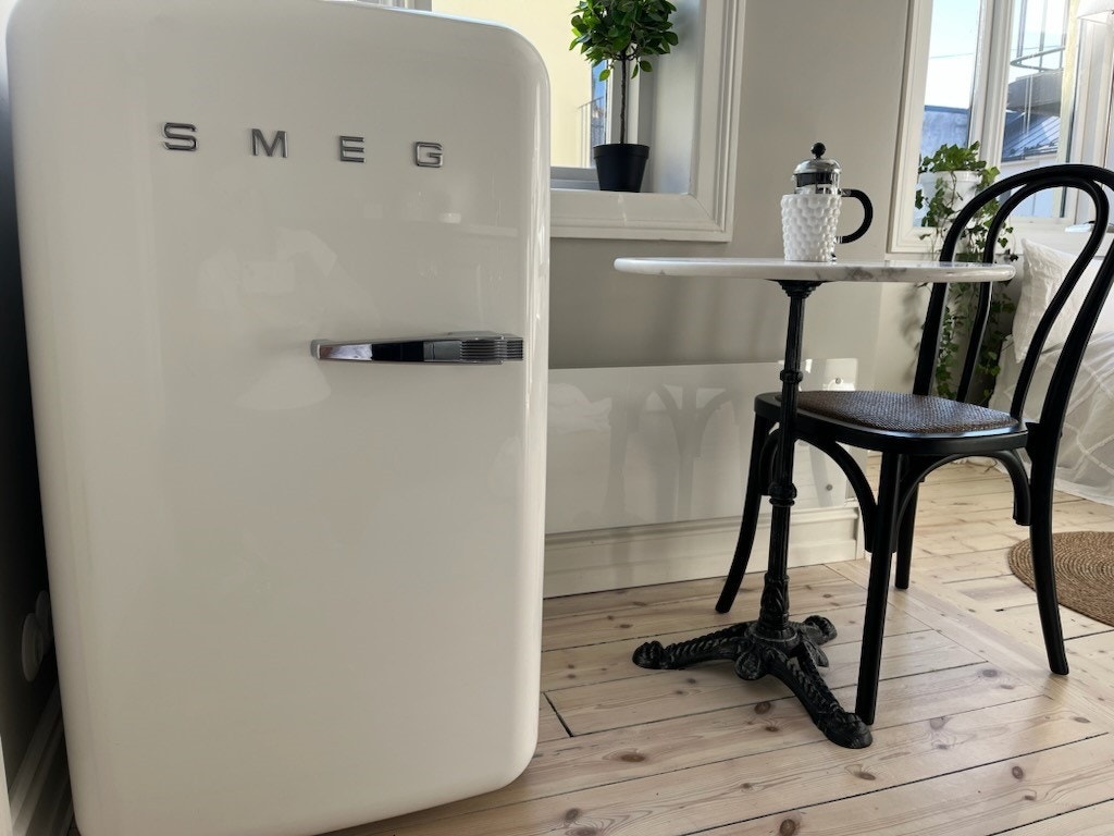 Smeg kjøleskap m/ liten fryser Galleribilde
