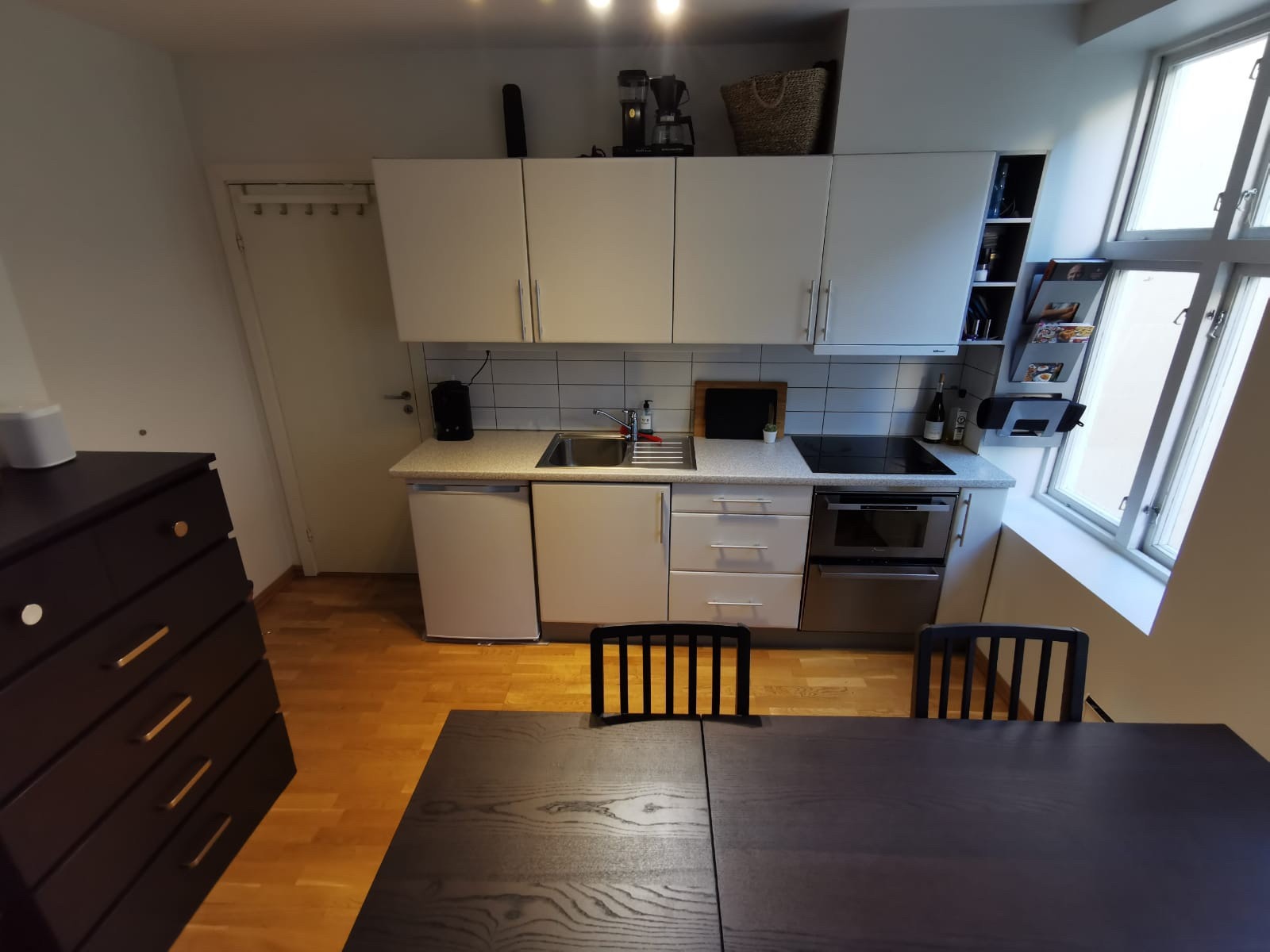Kjøkken har integrert stekeplat og kombo ovn og oppvaskmaskin. Øvre del er ovn og nedre er oppvaskmaskin. Galleribilde
