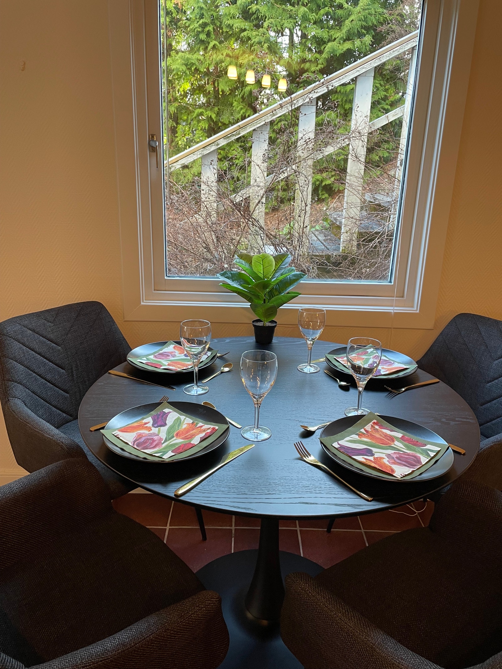 Spisebord ved vindu Galleribilde