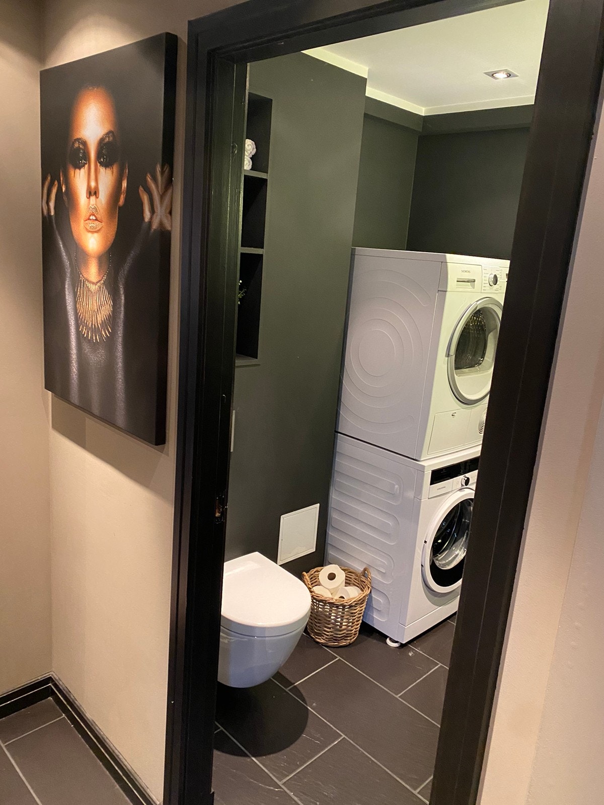 1. etg: WC m/ vask-og tørketrommel Galleribilde