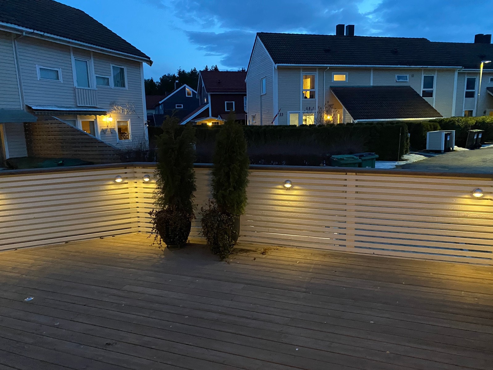 Lyssatt rekkverk rundt terrassen Galleribilde