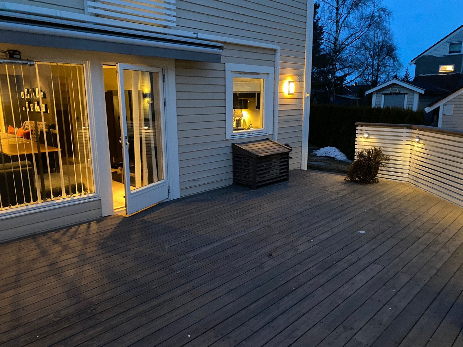 Stor ny elektrisk markise over veranda Galleribilde