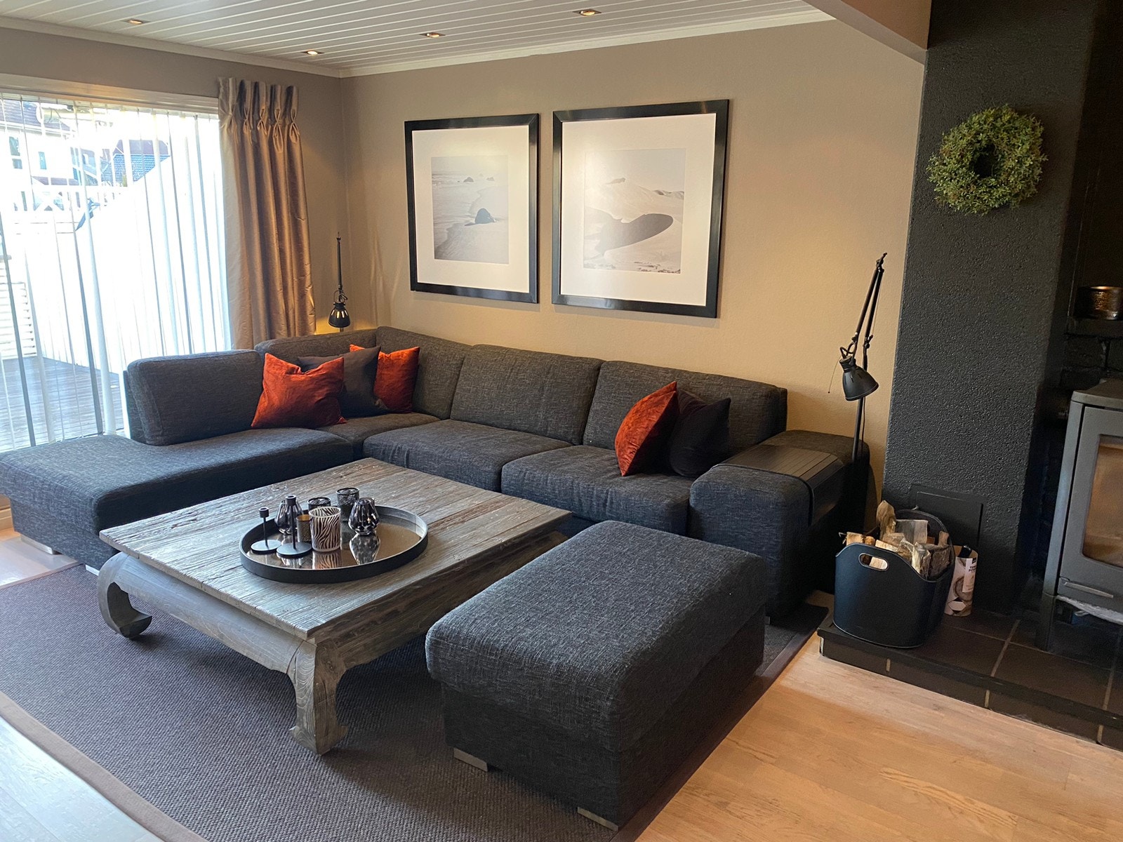 1. etg: Stue med Jøtul-ovn til evt vedfyring. Galleribilde