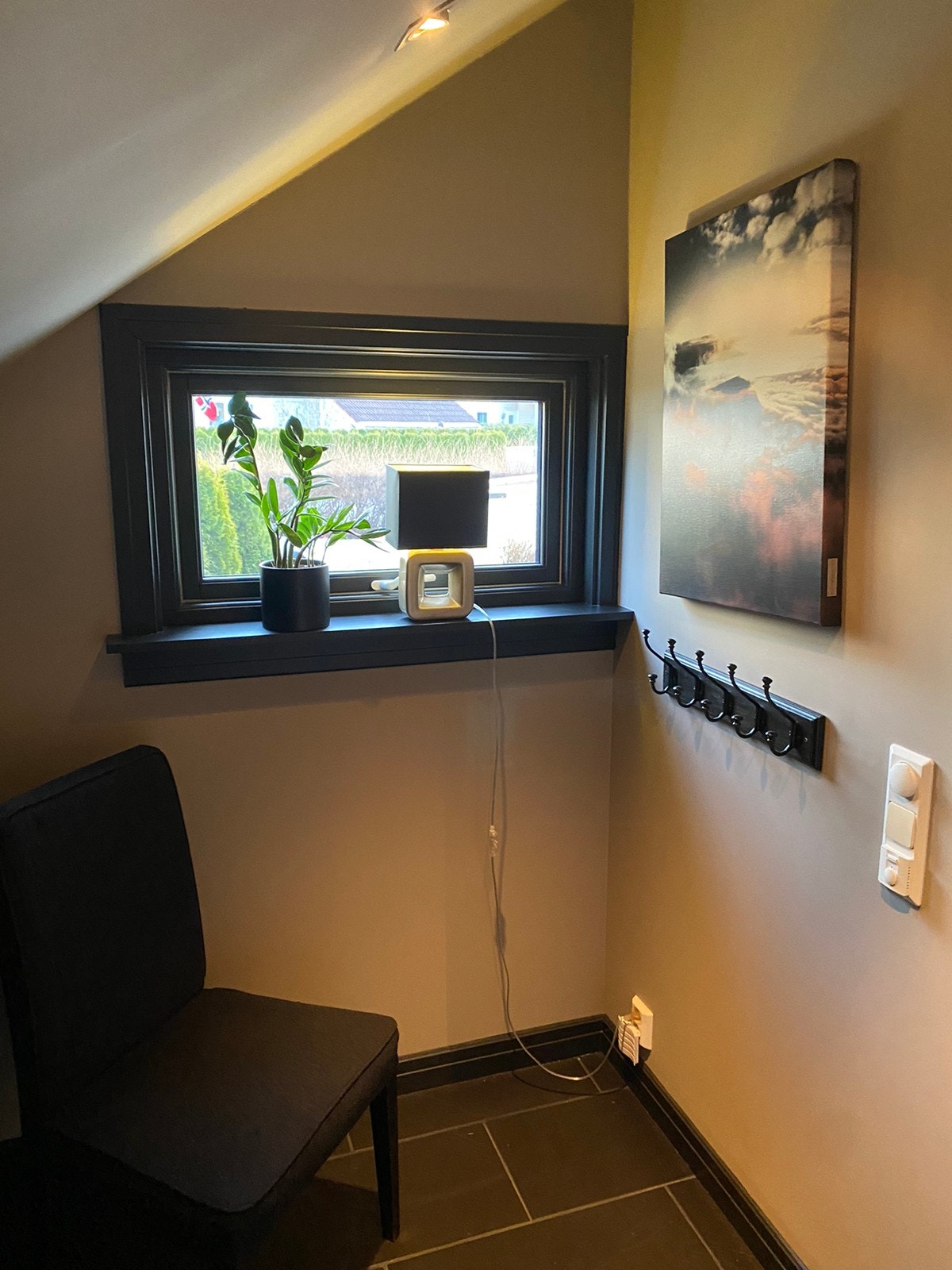 1. etg: eget garderoberom i tilknytning til entre. Varmekabler. Galleribilde