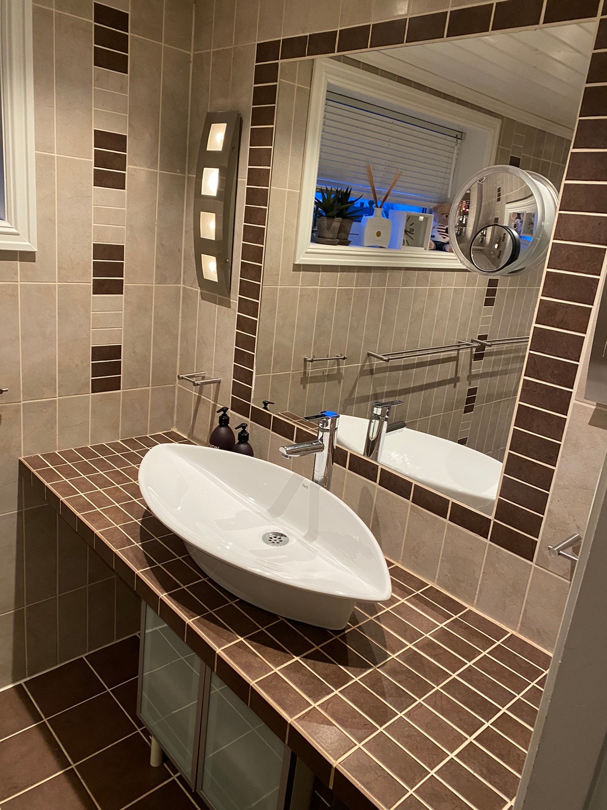 2etg: bad med romslig dusj. Varmekabler. Egen varmtvannstank. Galleribilde