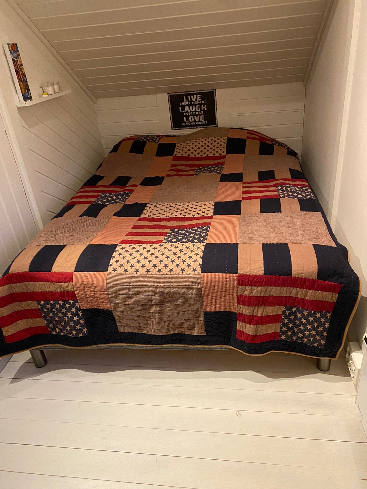 3. etg: soverom nr 4 med plass til dobbeltseng, kontorpult og kommode. Galleribilde