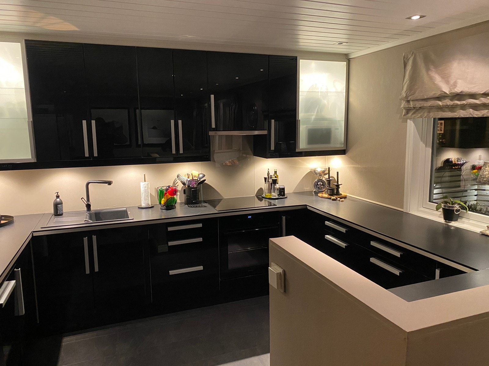 1.etg: kjøkken med halvvegg mot TV stue. Integrert oppvaskmaskin, komfyr og koketopp. Dobbelt kjøl/frys m/isbitmaskin og vanndispenser. Varmefilm i gulv. Galleribilde