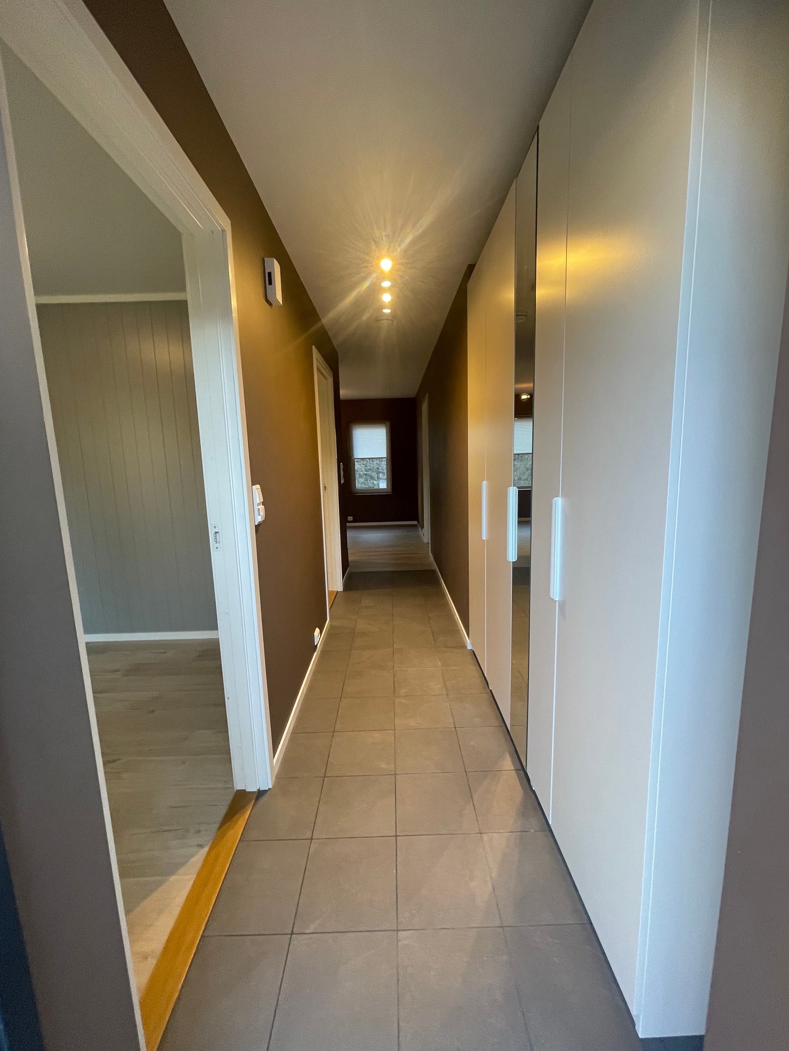 Inngangsparti med plassbesparende skap løsning Galleribilde