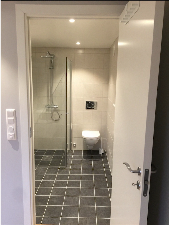 Vegghengt WC og regnfallsdusj med god plass Galleribilde