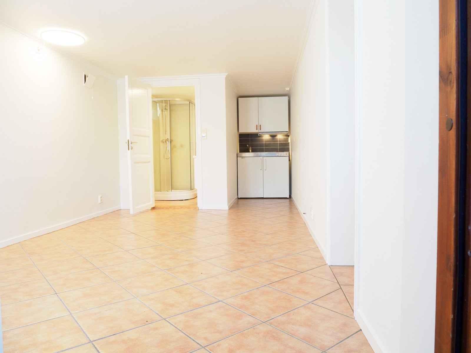 Stue med open kjøkkenløsning Galleribilde