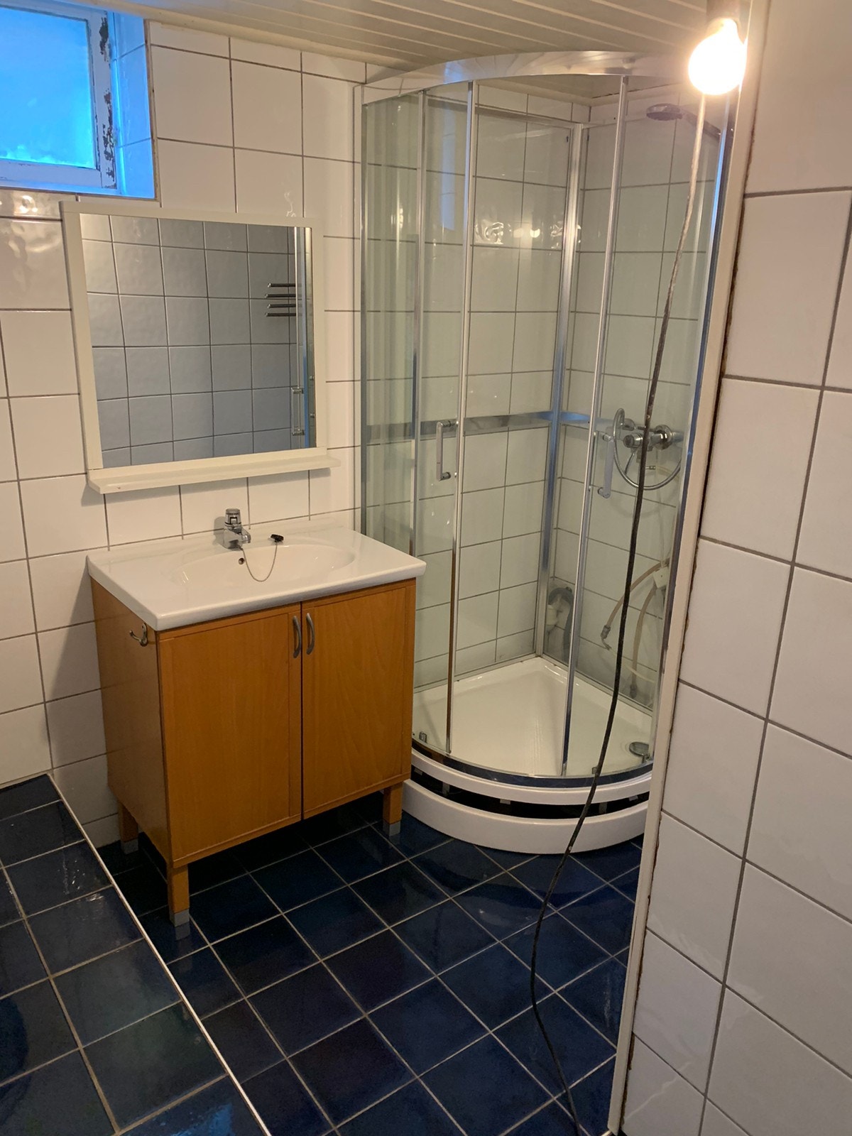 Bad med toalett, vask og dusjkabinett Galleribilde
