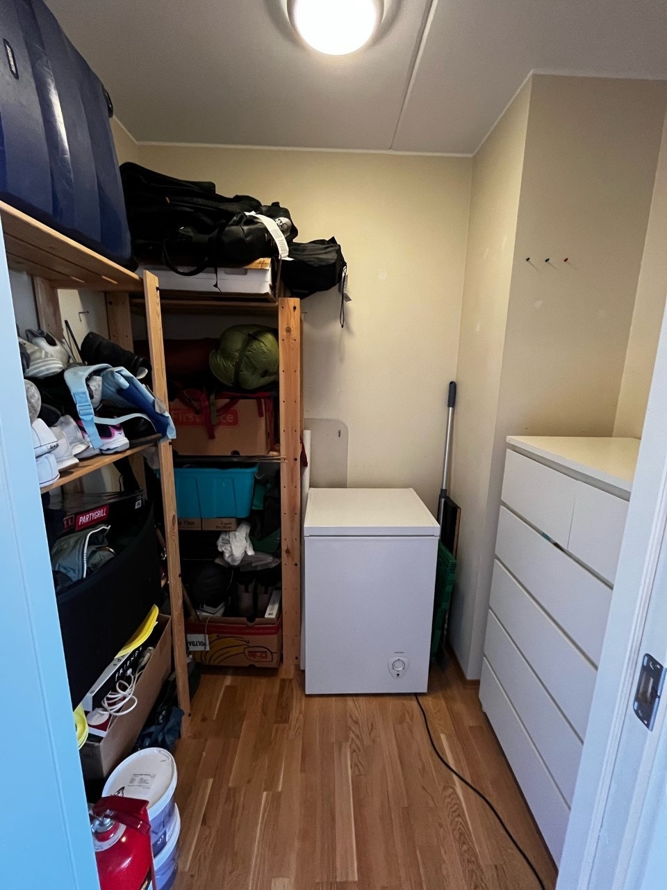 Innvendig bod med fryseboks. Arealet av boden er ikke medregnet i størrelsen på leiligheten. Galleribilde
