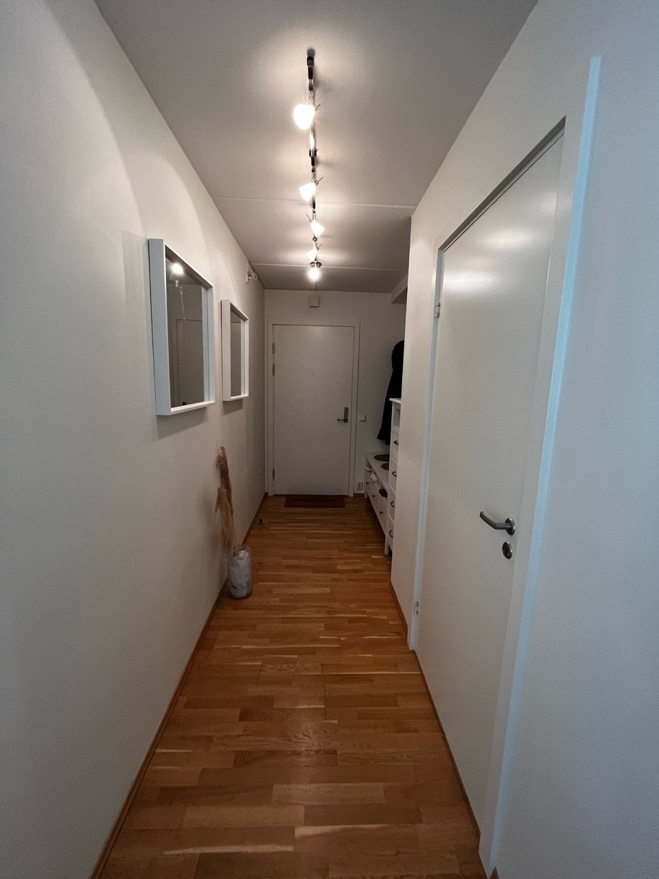 Yttergang. Ikke like smal som bildet gir inntrykk av Galleribilde