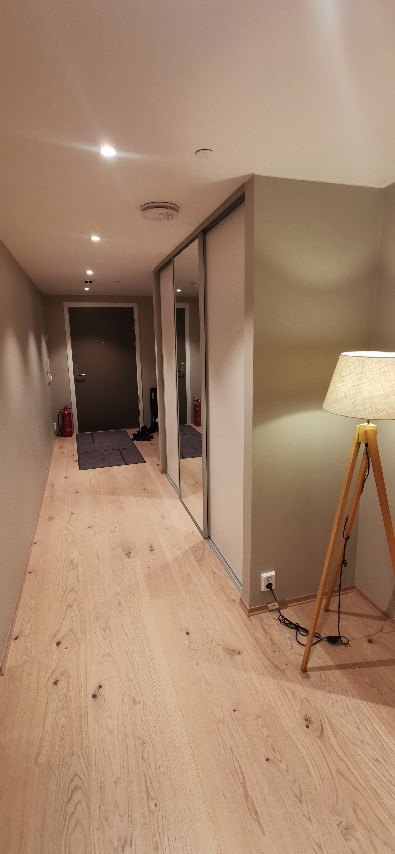 Romslig entre med meget god skapplass. Galleribilde