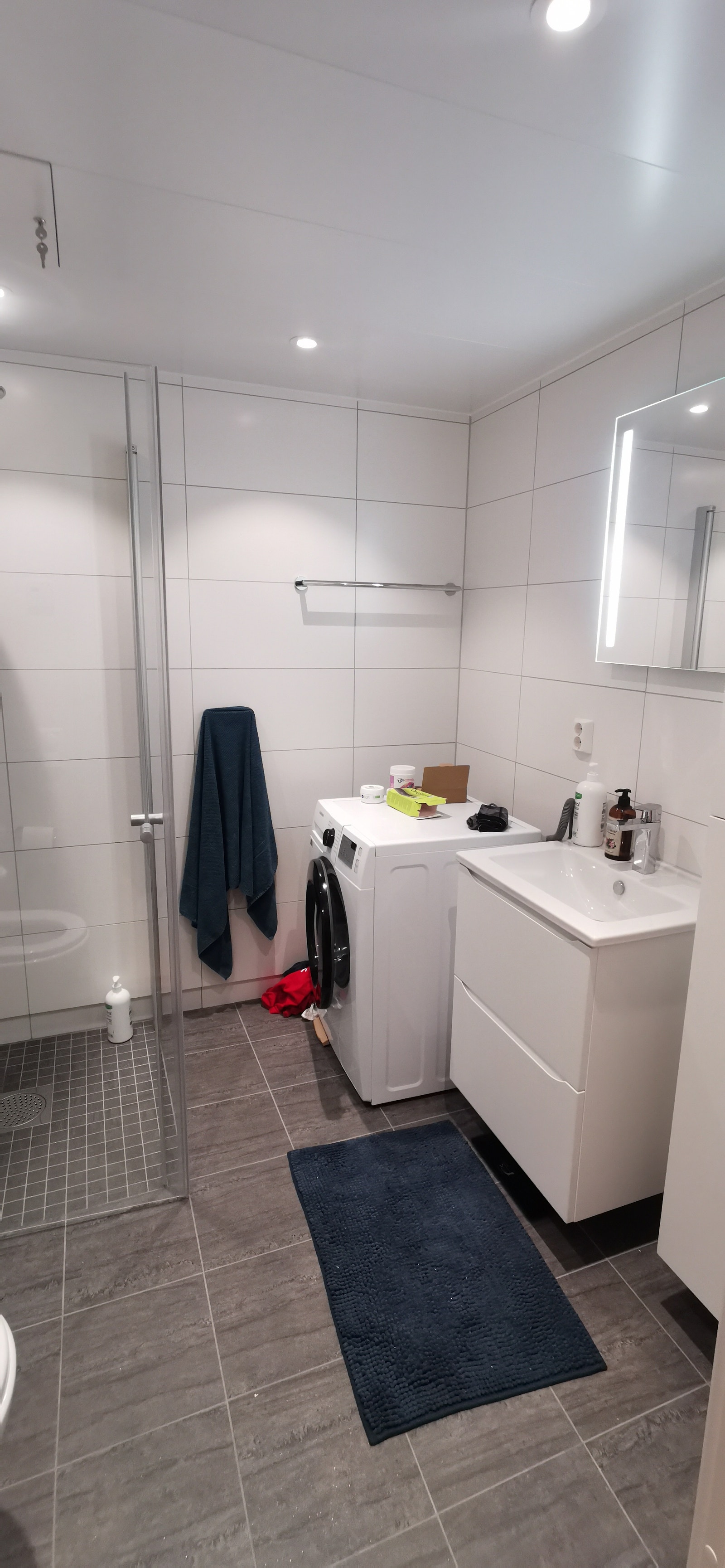 Romslig bad med kombinert vask/tørk-maskin. Galleribilde