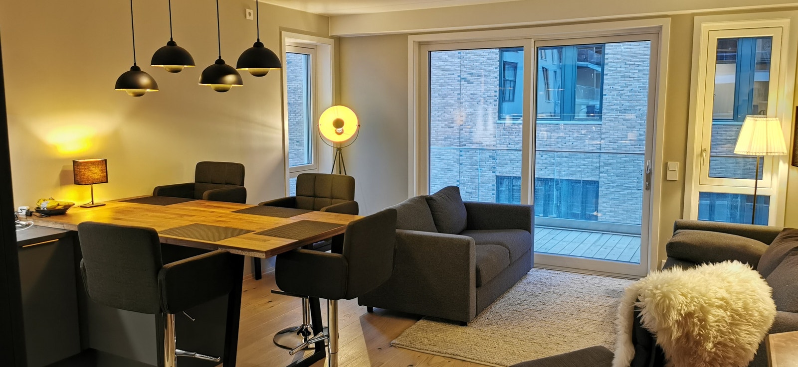 Kjøkken og stue i åpen romslig løsning med god plass til å lage mat og ha gjester. Galleribilde